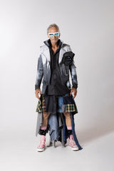 BIKER EN CUERO GRIS CON PINTURA BLANCA